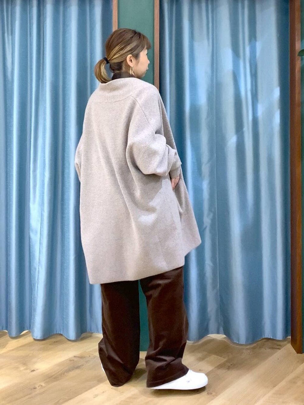 ベージュ系のカーディガン/ボレロ、ブラウン系のその他パンツ、ブラウン系のシャツ/ブラウスを着用したレディースの冬コーディネートの3枚目の写真