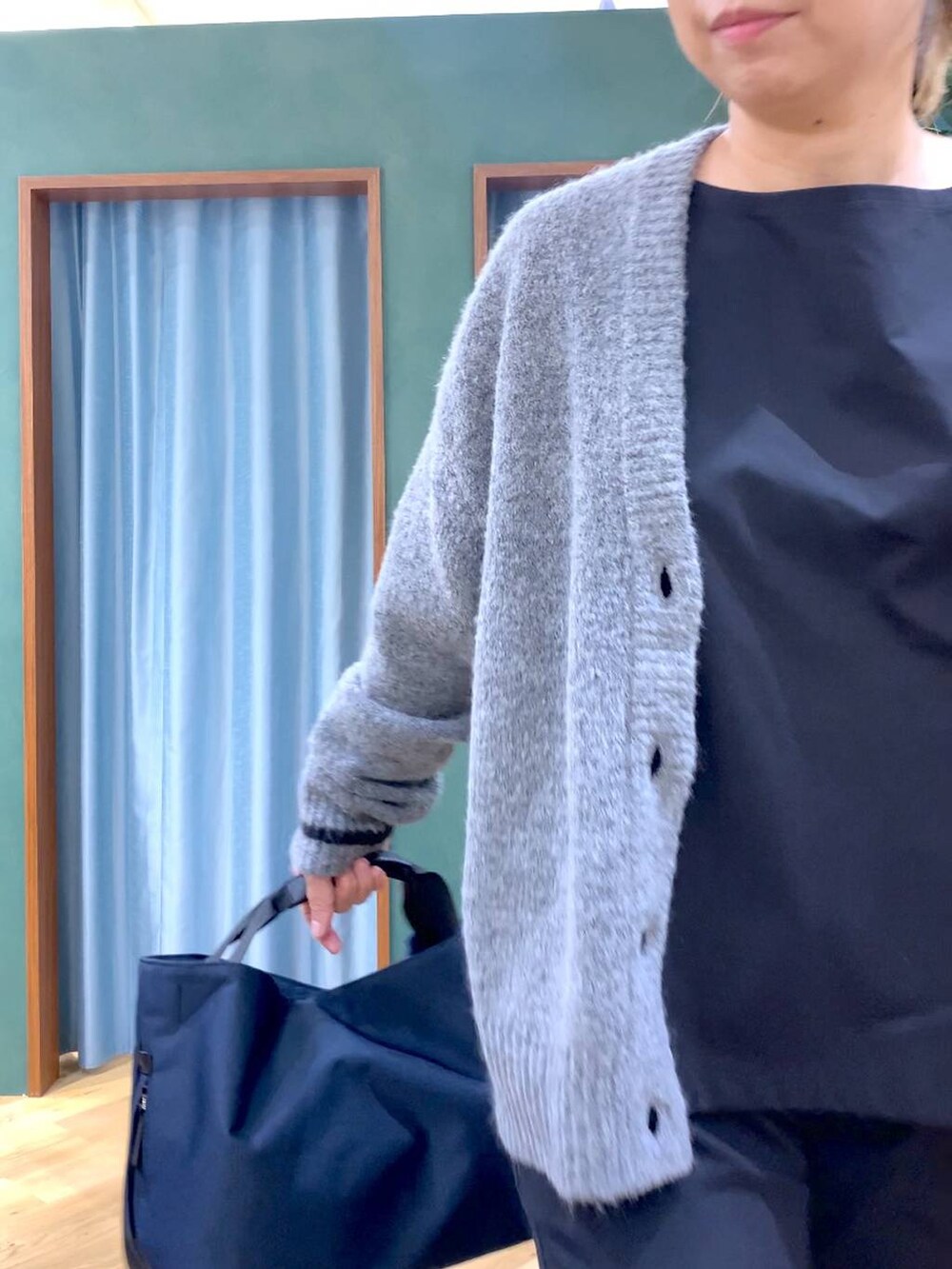 ブラック系のブーツ、ブルー系のトートバッグ、ブラック系のシャツ/ブラウスを着用したレディースの秋コーディネートの9枚目の写真