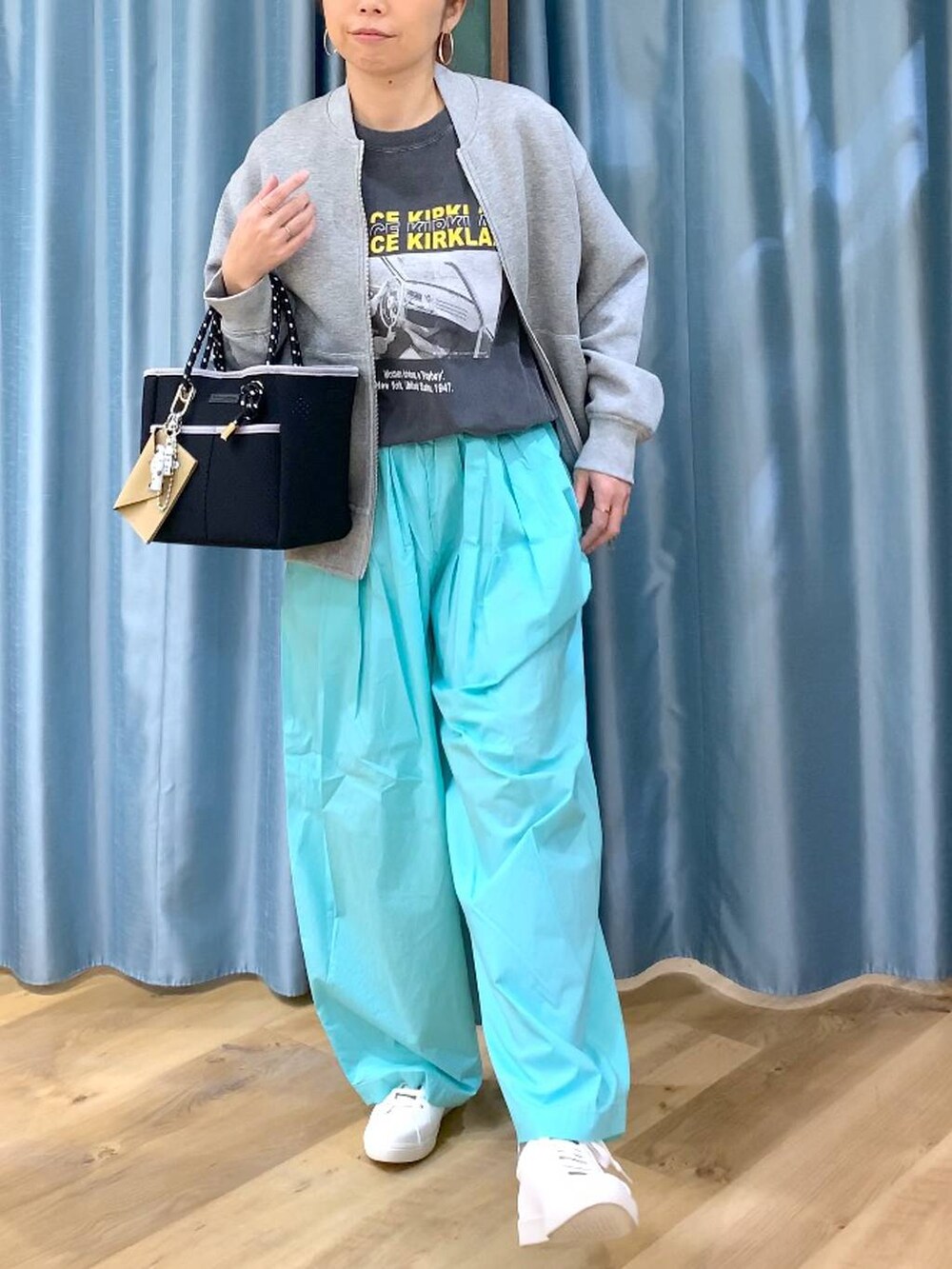 グリーン系のその他パンツ、グレー系のブルゾン、ブラウン系のスニーカーを着用したレディースの春コーディネートの8枚目の写真