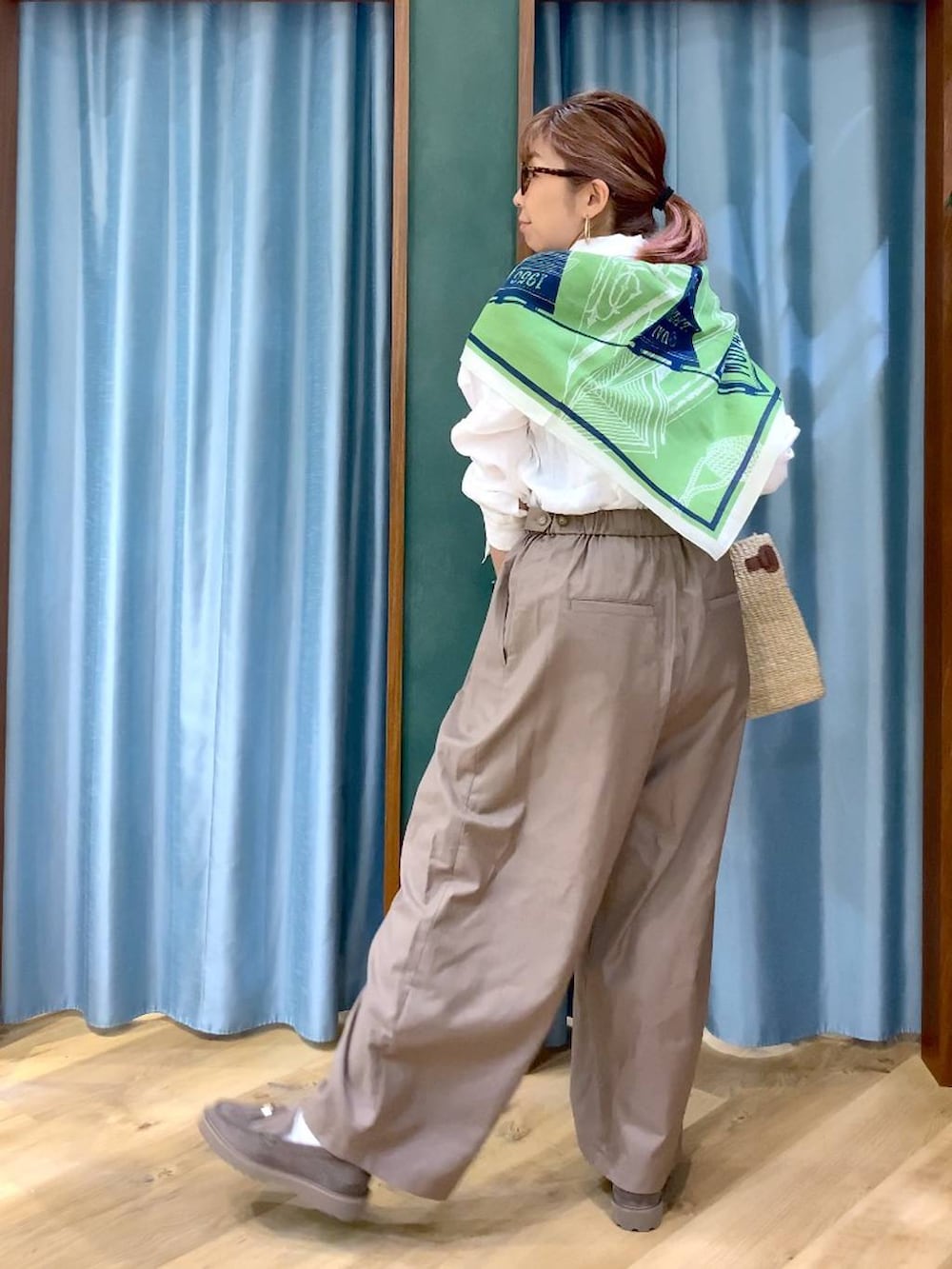 グレー系のローファー、ベージュ系のその他パンツ、ホワイト系のシャツ/ブラウスを着用したレディースの春コーディネートの8枚目の写真