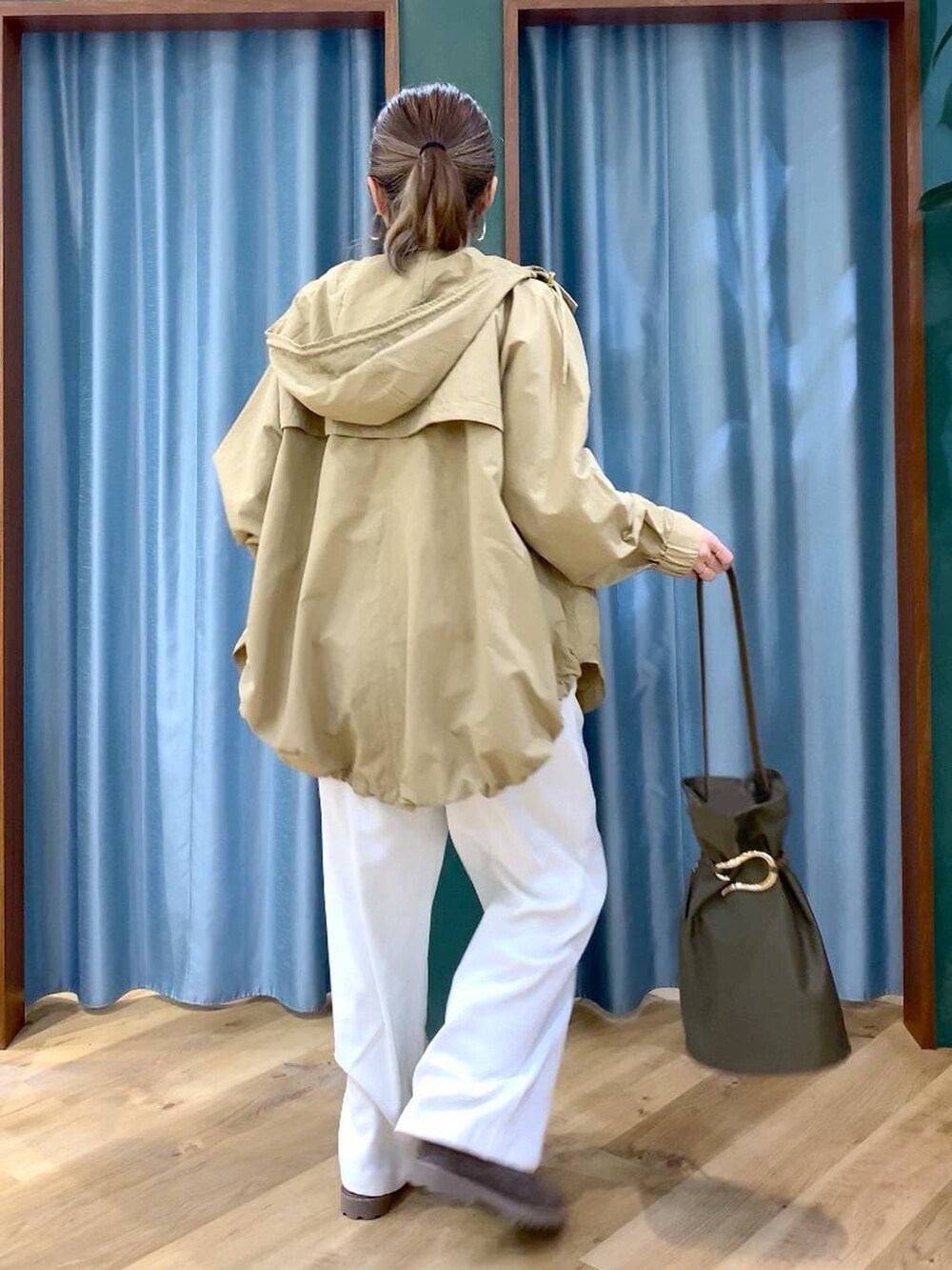 ホワイト系のその他パンツ、グレー系のローファー、ベージュ系のマウンテンパーカーを着用したレディースの春コーディネートの5枚目の写真