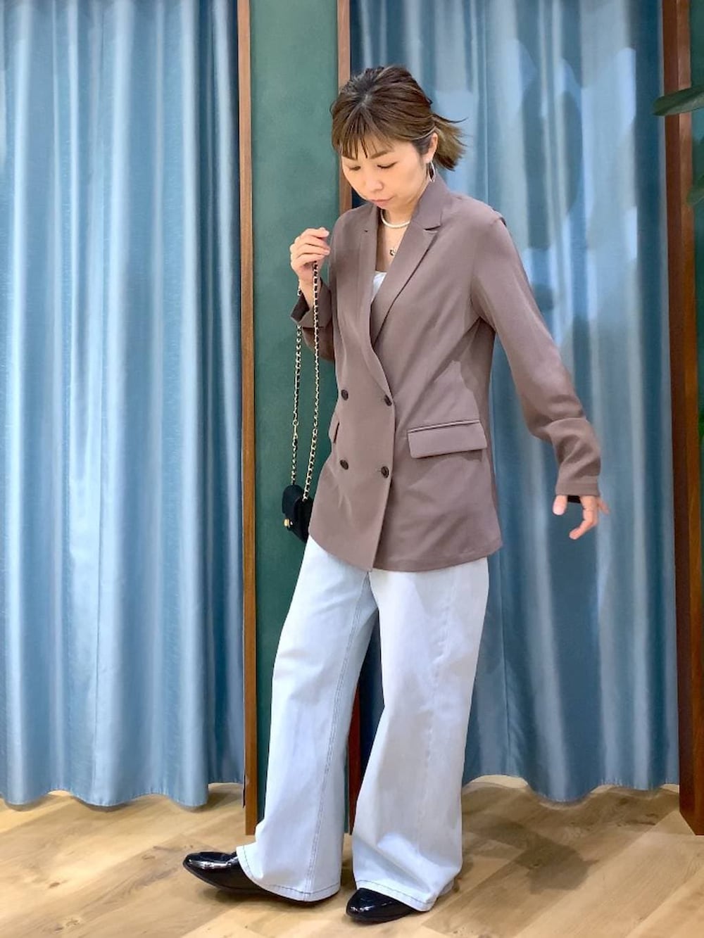 ホワイト系のその他トップス、ブルー系のデニムパンツ、グリーン系のテーラードジャケットを着用したレディースの冬コーディネートの5枚目の写真