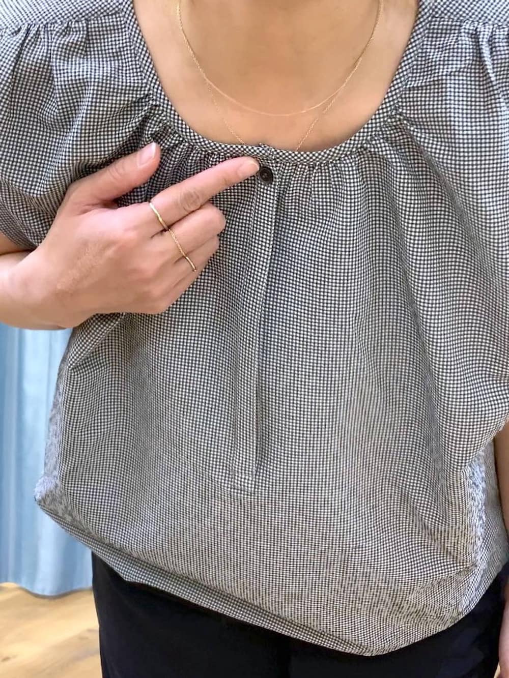 ブラック系のサンダル、ホワイト系のシャツ/ブラウス、ブラック系のその他パンツを着用したレディースの夏コーディネートの5枚目の写真