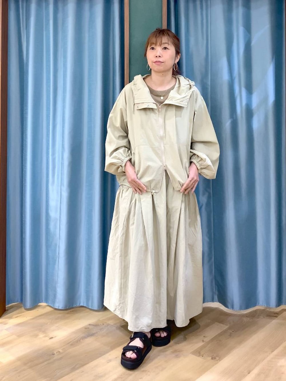 ベージュ系のTシャツ/カットソー、ベージュ系のスカート、ベージュ系のブルゾンを着用したレディースの春コーディネートの3枚目の写真