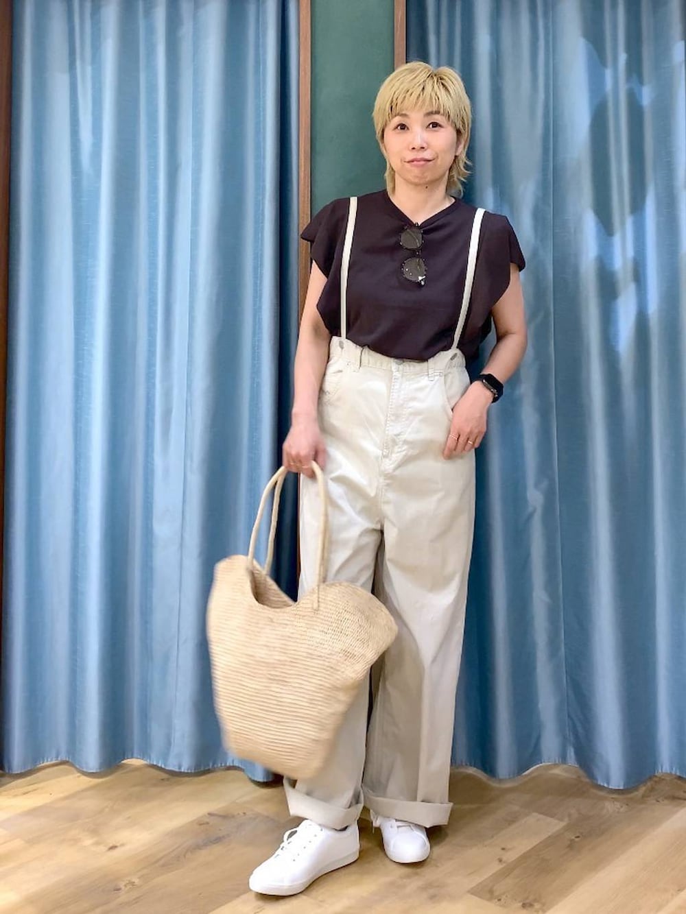 ベージュ系のその他パンツ、ブラウン系のニット/セーター、ベージュ系のかごバッグを着用したレディースの春コーディネートの3枚目の写真