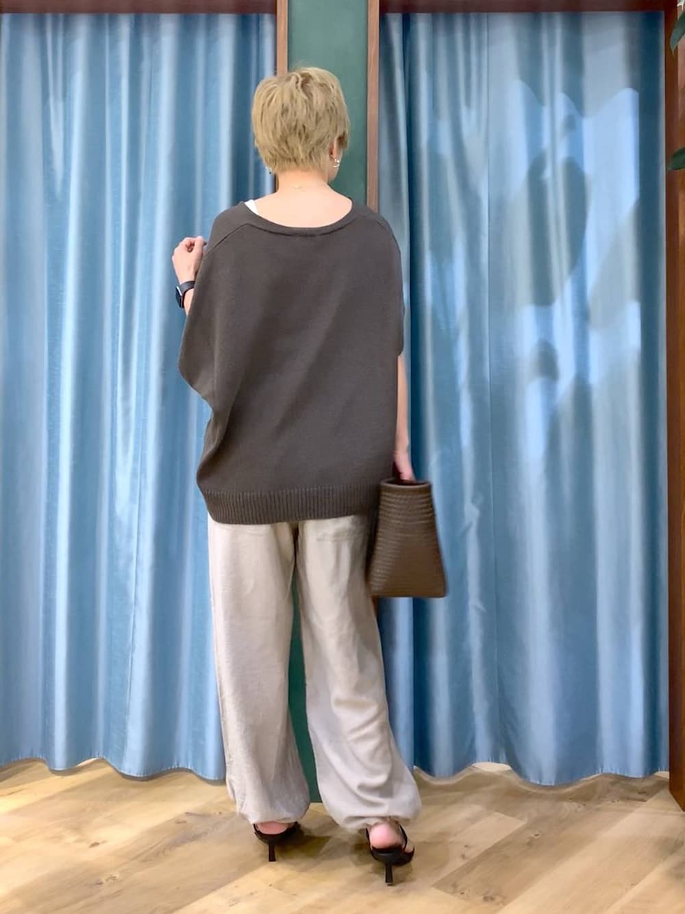 ブラック系のサンダル、ベージュ系のその他パンツ、ブラウン系のハンドバッグを着用したレディースの夏コーディネートの6枚目の写真