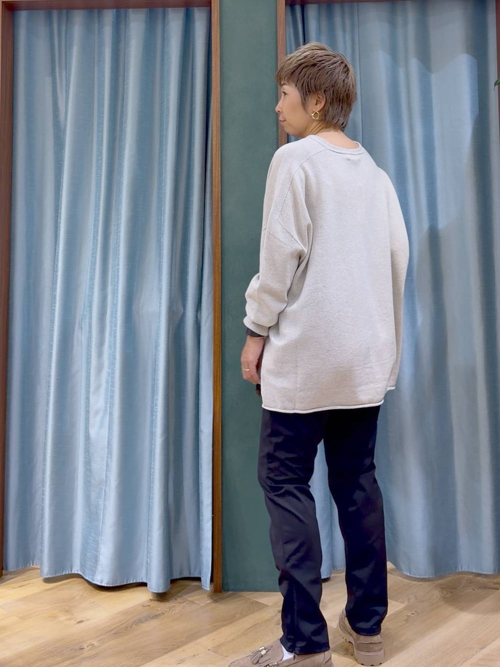 ブラック系のその他パンツ、ベージュ系のローファー、ベージュ系のニット/セーターを着用したレディースの秋コーディネートの7枚目の写真