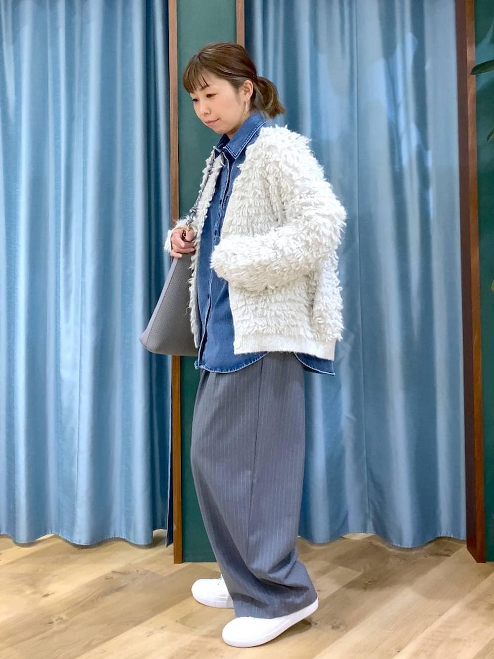 ブルー系のシャツ/ブラウス、ホワイト系のカーディガン/ボレロ、グレー系のその他パンツを着用したレディースの冬コーディネートの5枚目の写真