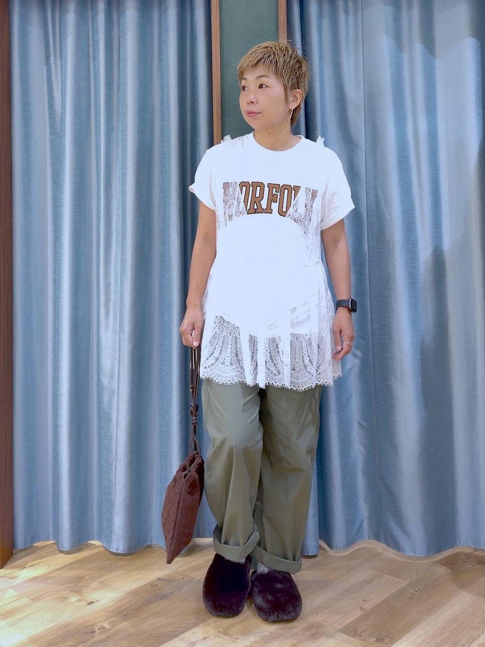 ホワイト系のTシャツ/カットソー、ブラウン系のショルダーバッグ、ブラウン系のその他シューズを着用したレディースの夏コーディネートの2枚目の写真