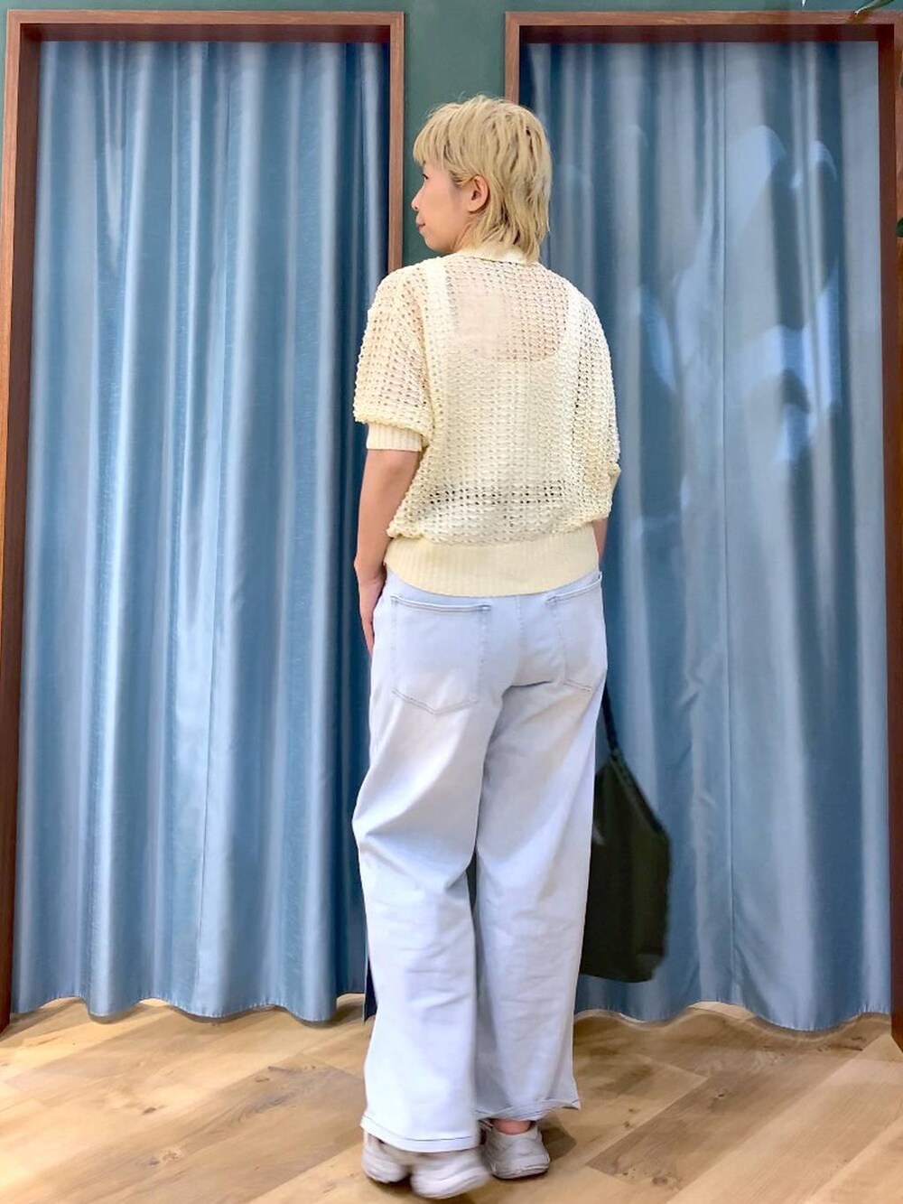 ホワイト系のタンクトップ、ブルー系のデニムパンツ、ホワイト系のニット/セーターを着用したレディースの夏コーディネートの7枚目の写真