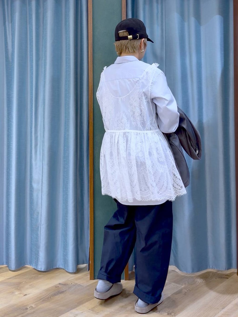 ブルー系のカーゴパンツ、ホワイト系のキャミソール、ブルー系のシャツ/ブラウスを着用したレディースの秋コーディネートの6枚目の写真