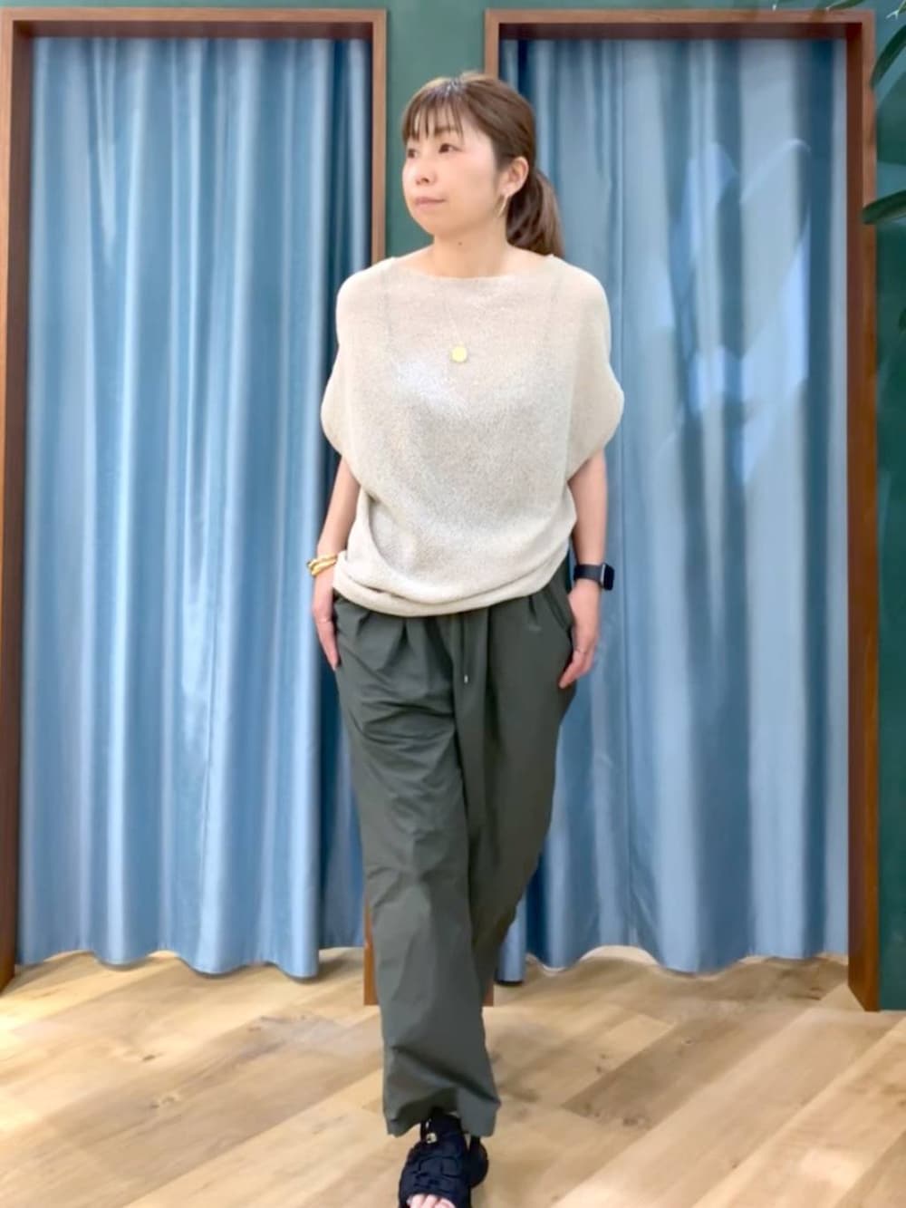 グリーン系のその他パンツ、ブラック系のサンダル、その他のネックレスを着用したレディースの春コーディネートの5枚目の写真