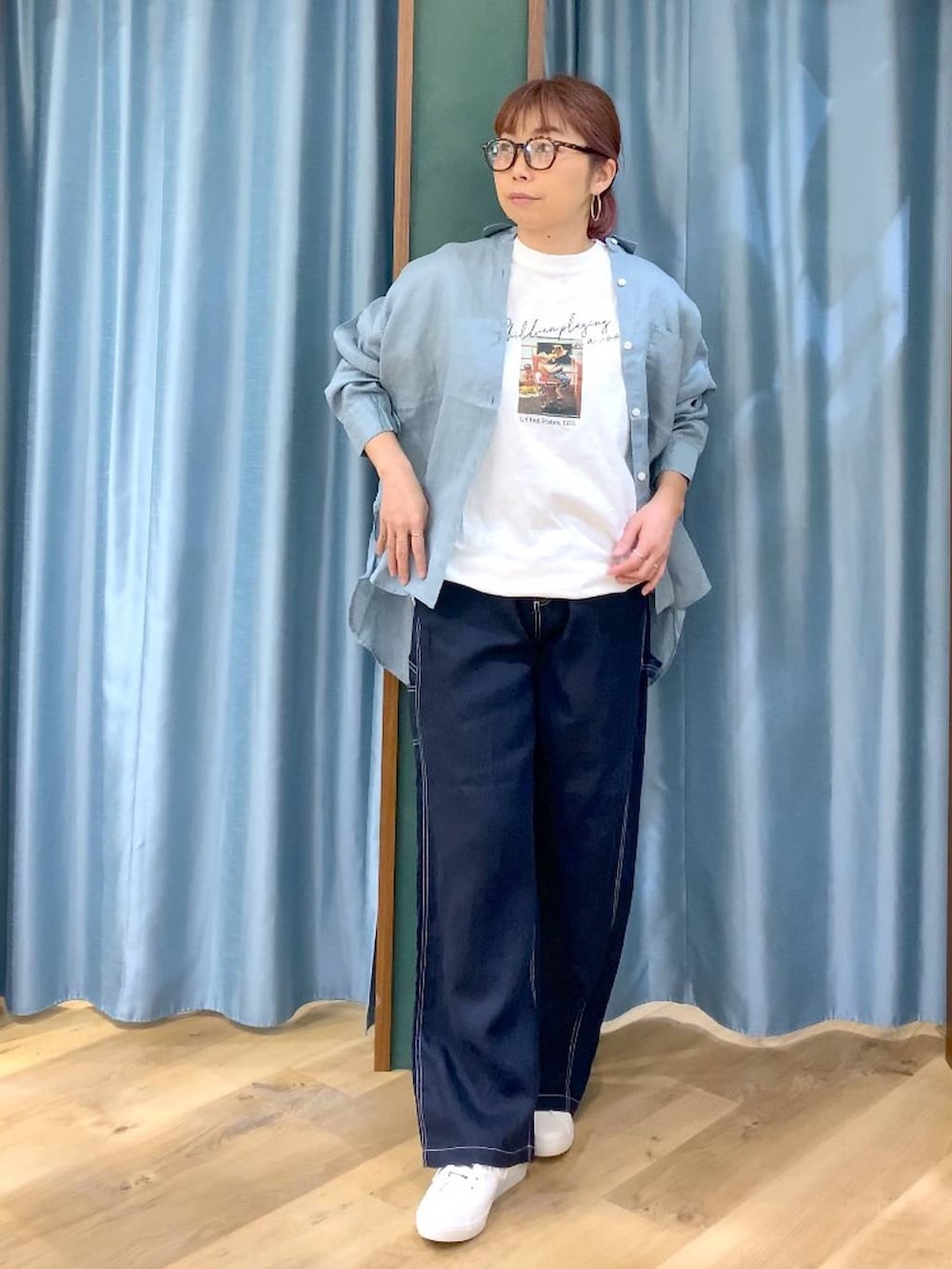 グリーン系のシャツ/ブラウス、ブルー系のその他パンツ、ホワイト系のTシャツ/カットソーを着用したレディースの春コーディネートの2枚目の写真