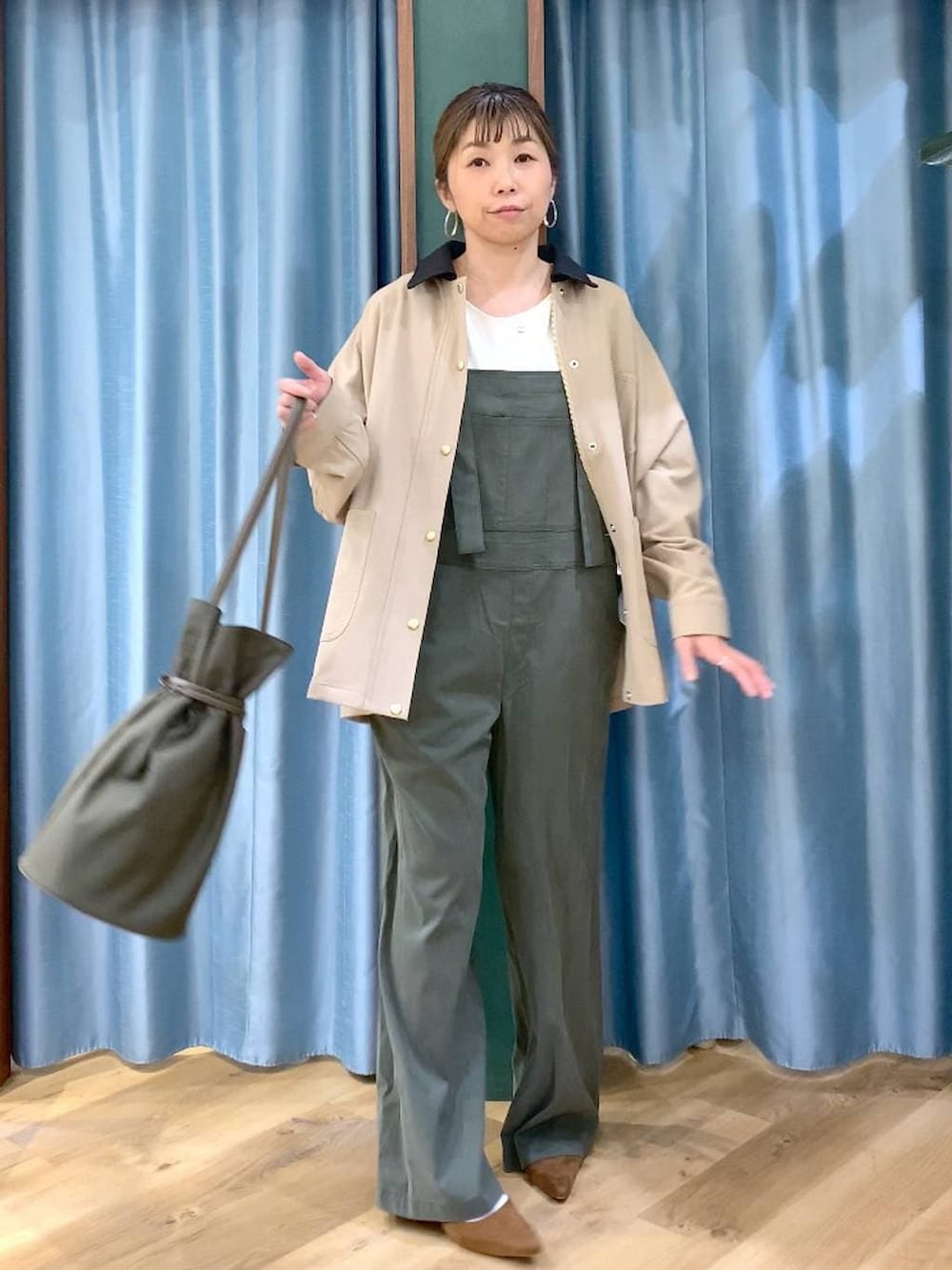 グリーン系のサロペット/オーバーオール、ベージュ系のカバーオール、ホワイト系のTシャツ/カットソーを着用したレディースの冬コーディネートの4枚目の写真