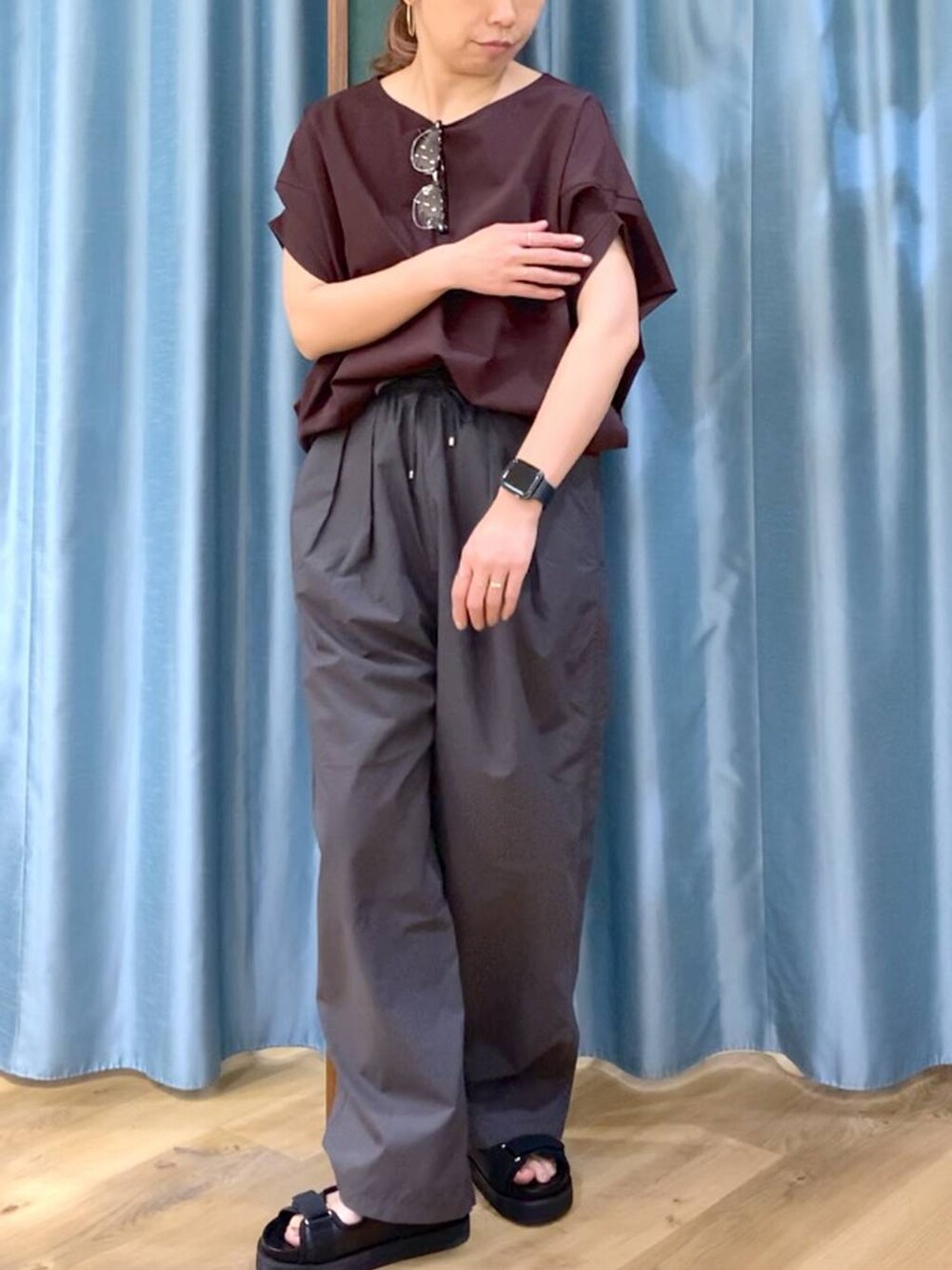 グレー系のその他パンツ、ブラウン系のTシャツ/カットソー、ブラック系のサンダルを着用したレディースの春コーディネートの6枚目の写真