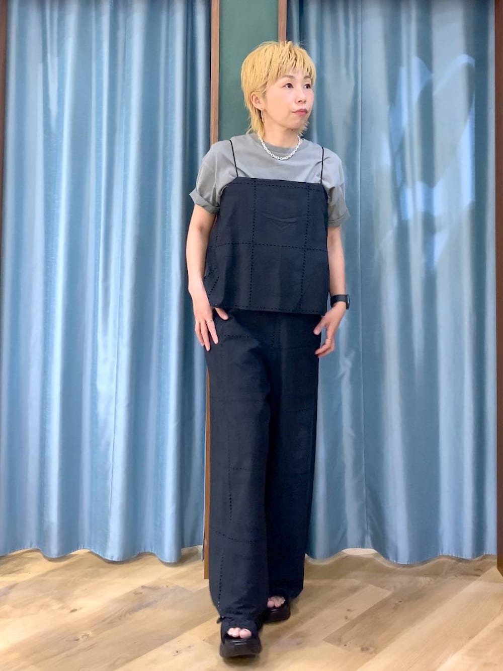 ブラック系のサンダル、ブラック系のつなぎ/オールインワン、グレー系のTシャツ/カットソーを着用したレディースの春コーディネートの4枚目の写真