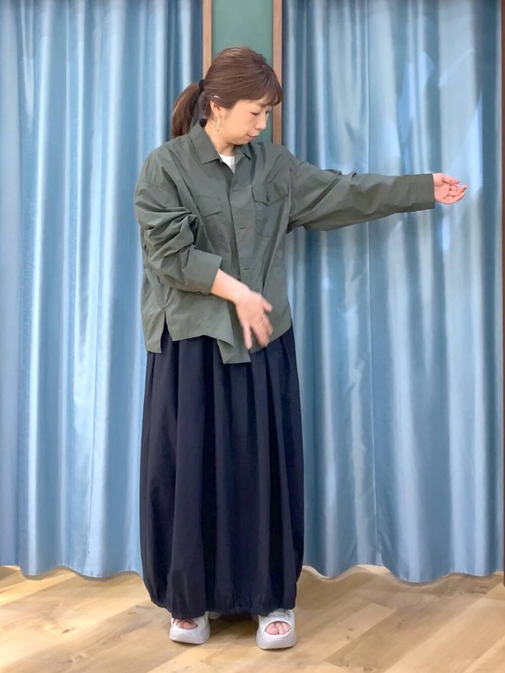 ホワイト系のTシャツ/カットソー、グリーン系のシャツ/ブラウス、グレー系のサンダルを着用したレディースの春コーディネートの6枚目の写真