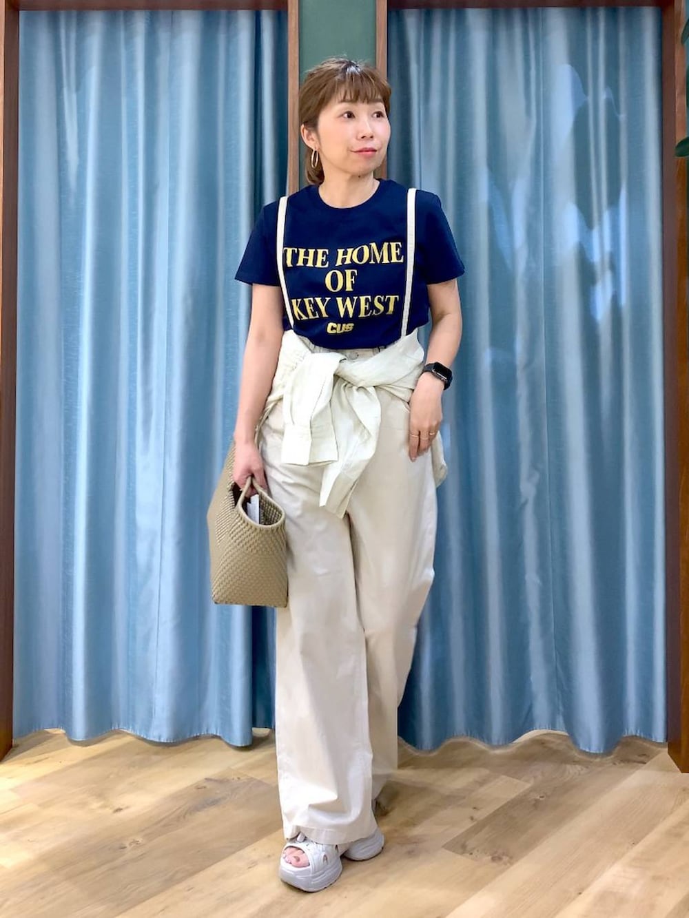 ベージュ系のシャツ/ブラウス、ブルー系のTシャツ/カットソー、グレー系のサンダルを着用したレディースの春コーディネートの4枚目の写真