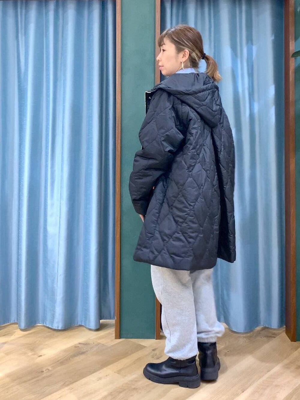 ブルー系のシャツ/ブラウス、ブラック系のブルゾン、グレー系のスウェットパンツを着用したレディースの冬コーディネートの3枚目の写真