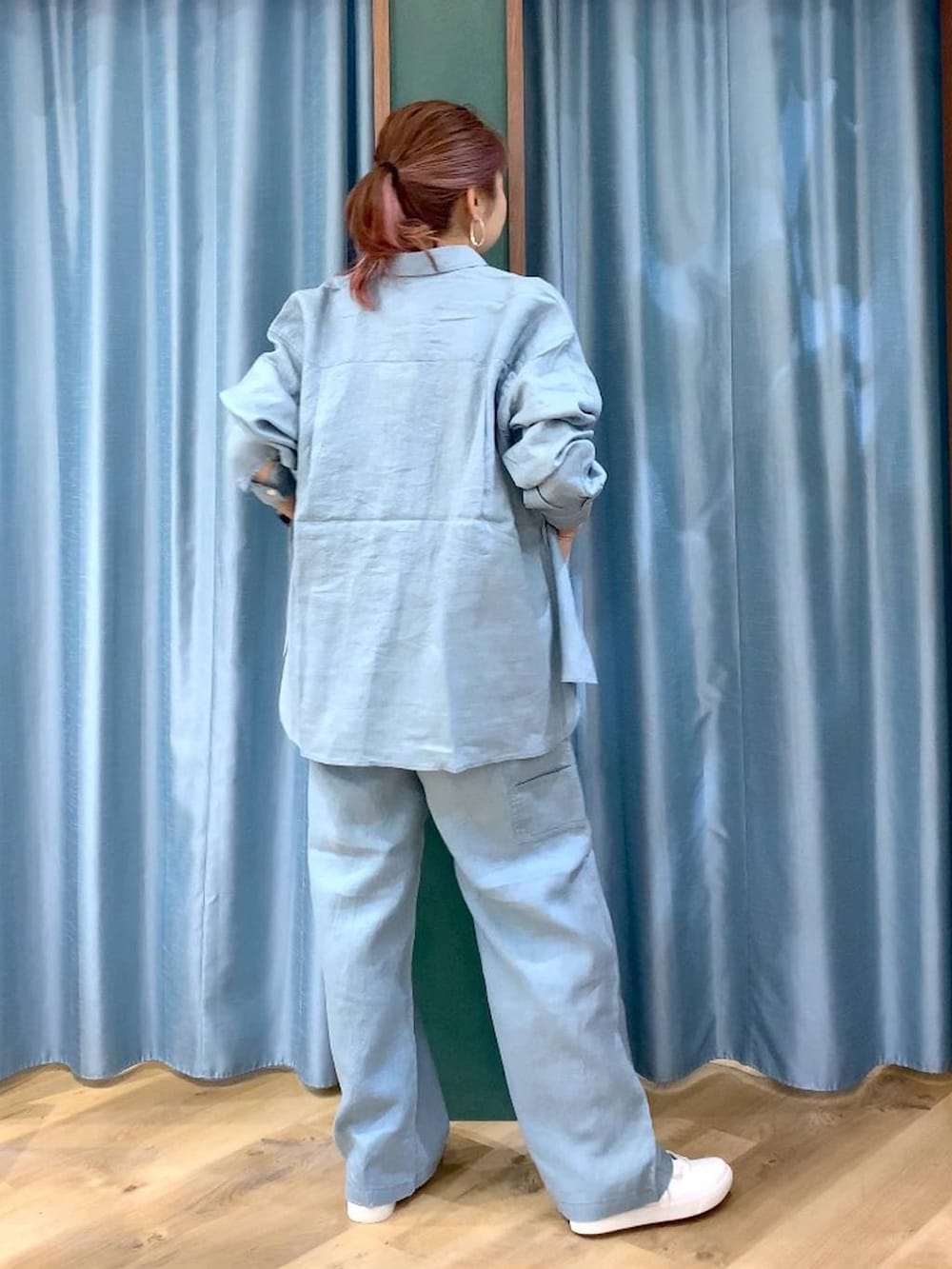 グリーン系のシャツ/ブラウス、グリーン系のその他パンツ、グレー系のTシャツ/カットソーを着用したレディースの春コーディネートの5枚目の写真