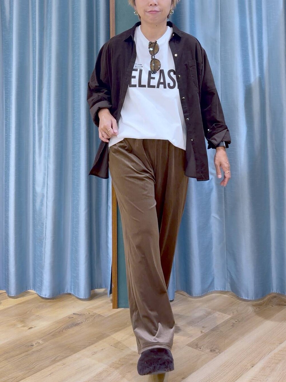 ブラウン系のその他シューズ、ホワイト系のTシャツ/カットソー、ブラウン系のシャツ/ブラウスを着用したレディースの秋コーディネートの8枚目の写真