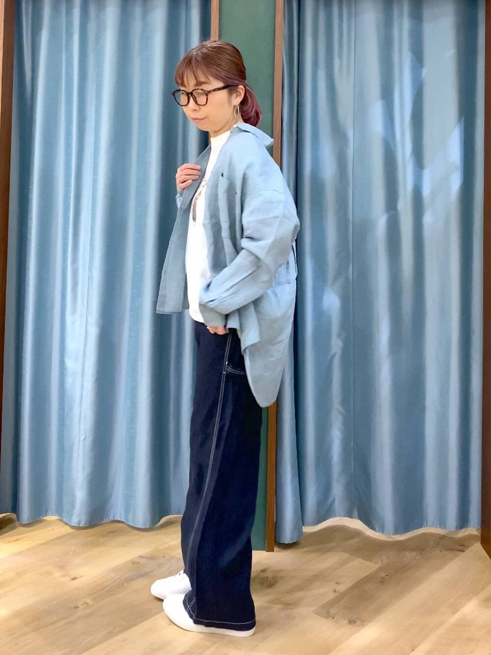 グリーン系のシャツ/ブラウス、ブルー系のその他パンツ、ホワイト系のTシャツ/カットソーを着用したレディースの春コーディネートの5枚目の写真