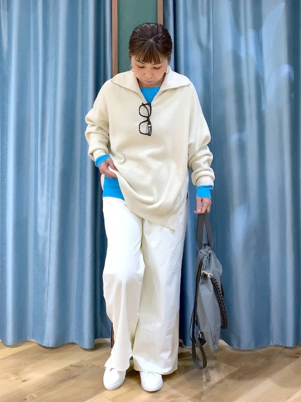 ホワイト系のニット/セーター、ブルー系のニット/セーター、ホワイト系のその他パンツを着用したレディースの秋コーディネートの5枚目の写真
