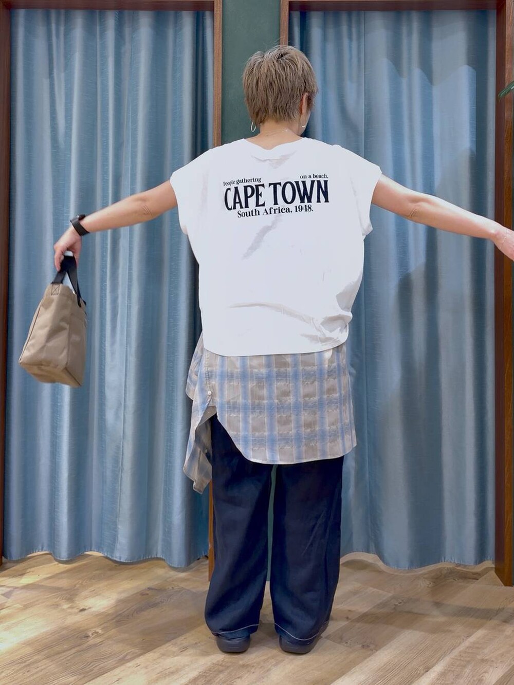 ホワイト系のTシャツ/カットソー、ブルー系のその他パンツ、ベージュ系のショルダーバッグを着用したレディースの夏コーディネートの5枚目の写真
