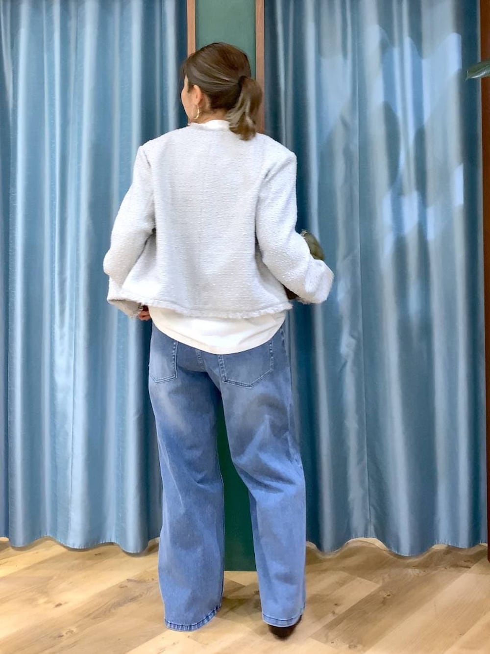 ブルー系のデニムパンツ、グレー系のノーカラージャケット、ホワイト系のTシャツ/カットソーを着用したレディースの冬コーディネートの3枚目の写真