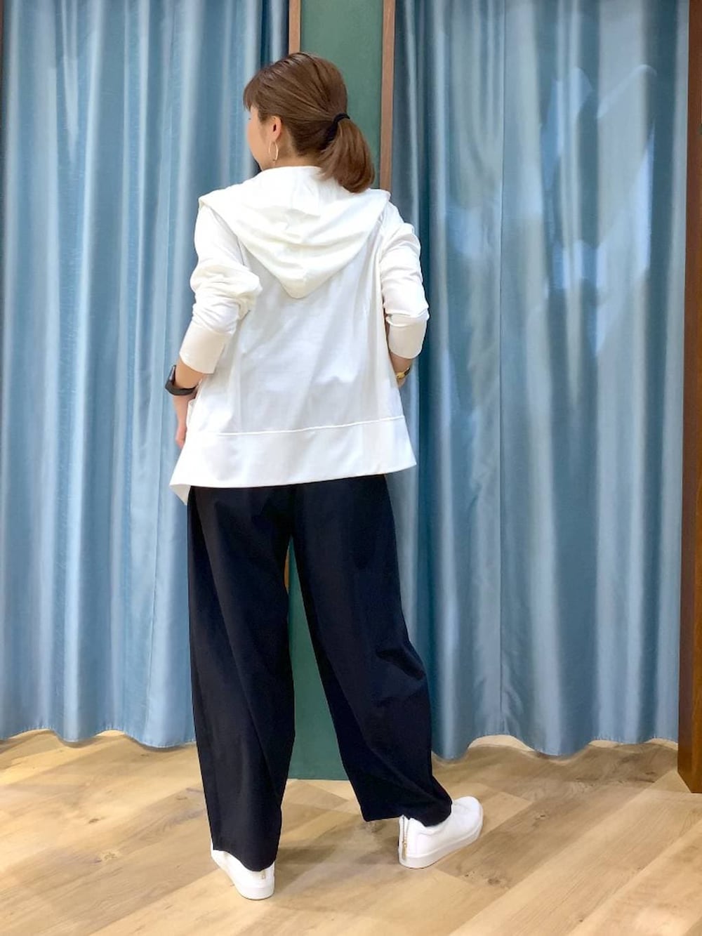 ブラック系のTシャツ/カットソー、ホワイト系のパーカー、ブラック系のその他パンツを着用したレディースの春コーディネートの6枚目の写真