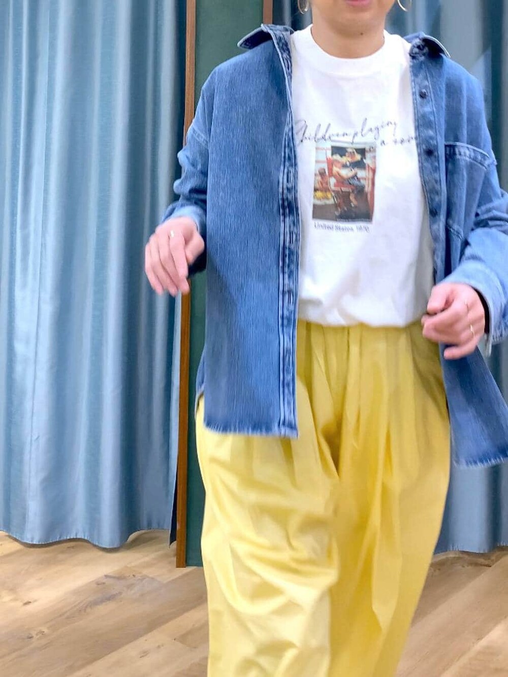 イエロー系のその他パンツ、ブラウン系のスニーカー、ブルー系のシャツ/ブラウスを着用したレディースの春コーディネートの6枚目の写真