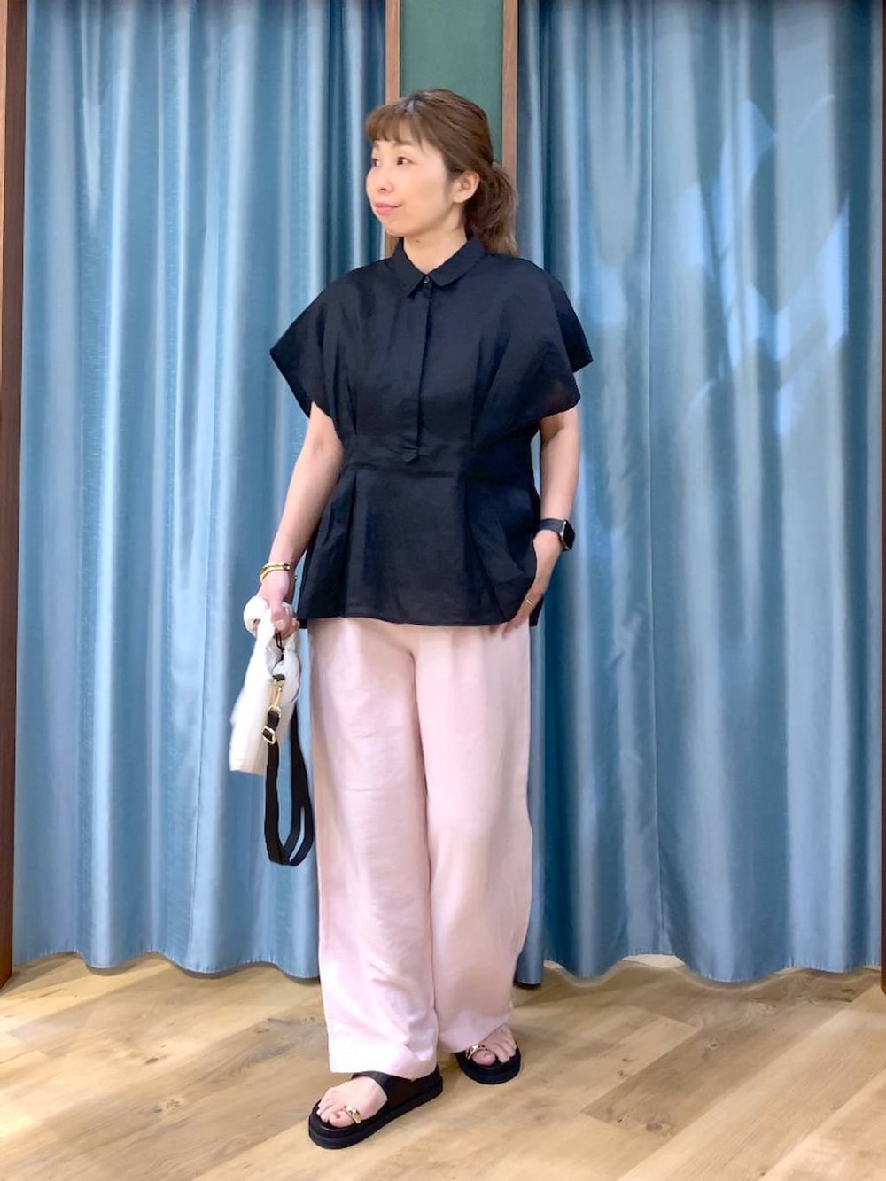 ブラック系のシャツ/ブラウス、ピンク系のその他パンツ、ブラック系のサンダルを着用したレディースの春コーディネートの2枚目の写真