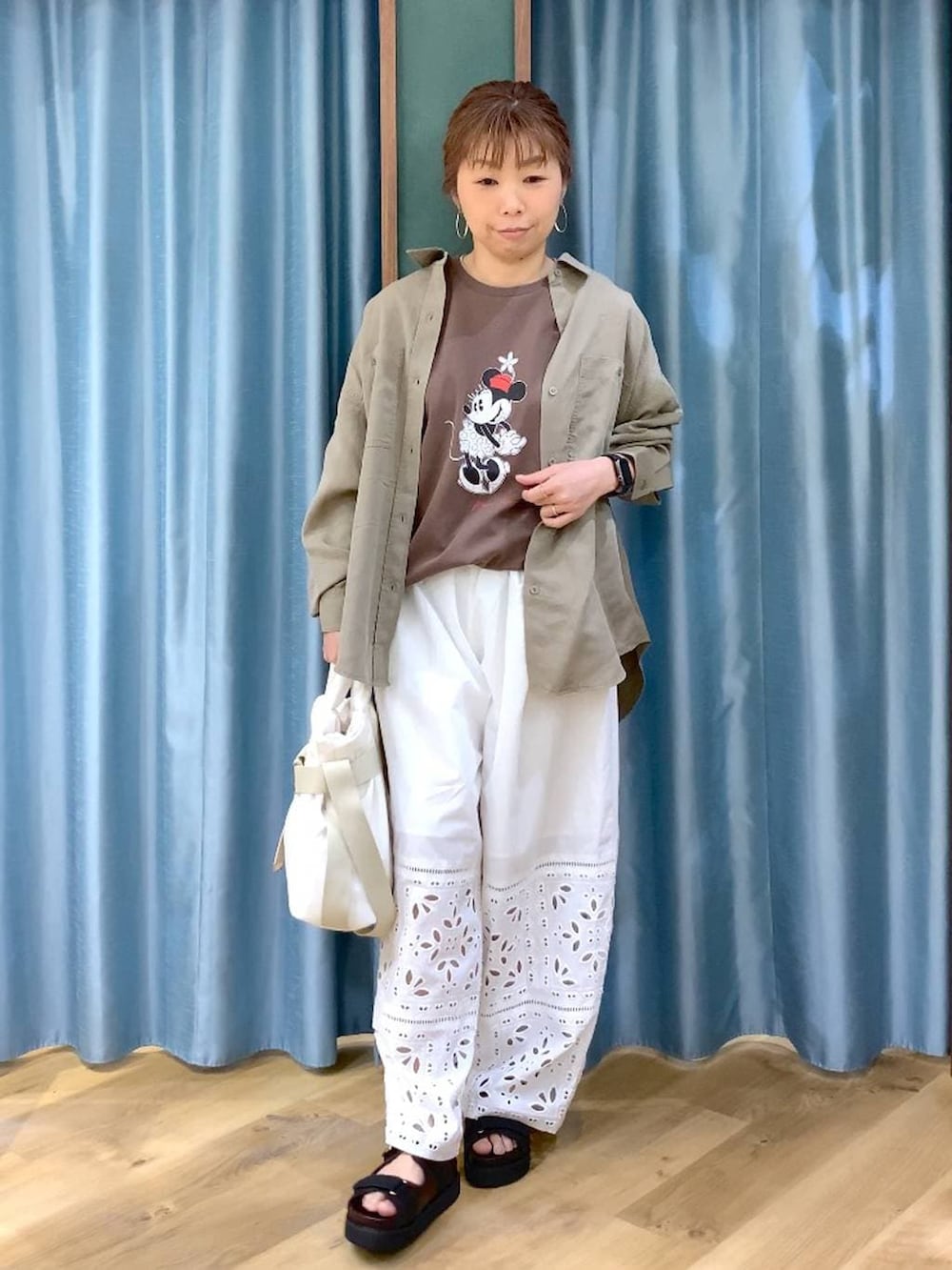 グリーン系のシャツ/ブラウス、ベージュ系のTシャツ/カットソー、ホワイト系のその他パンツを着用したレディースの春コーディネートの2枚目の写真