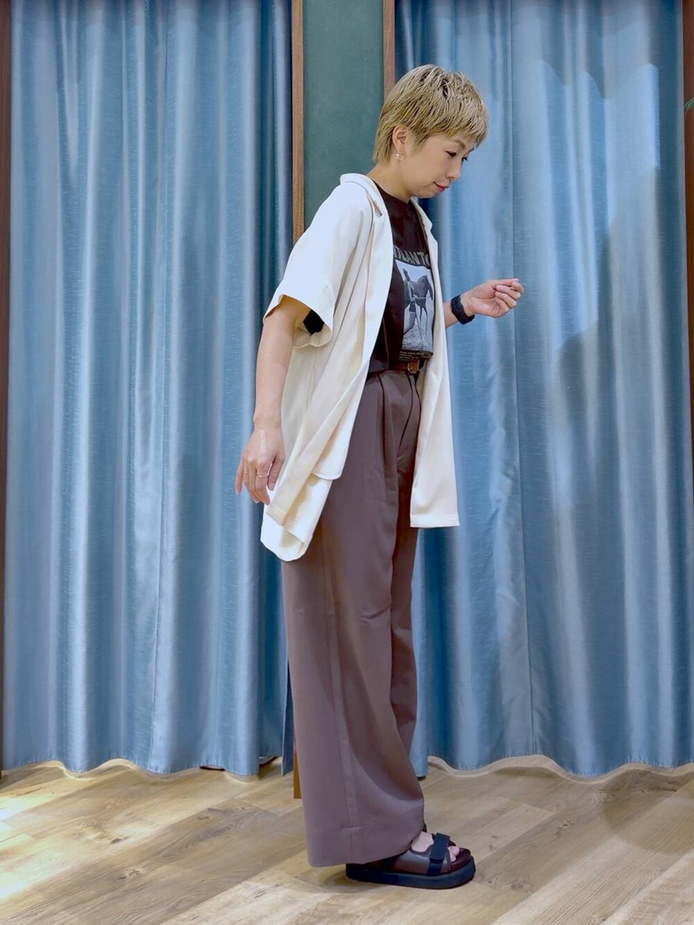 ブラウン系のTシャツ/カットソー、ブラウン系のサンダル、ホワイト系のテーラードジャケットを着用したレディースの夏コーディネートの5枚目の写真