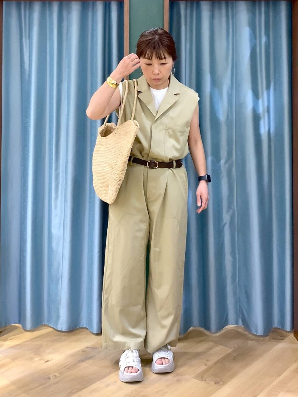 ホワイト系のTシャツ/カットソー、ベージュ系のつなぎ/オールインワン、グレー系のサンダルを着用したレディースの春コーディネートの3枚目の写真