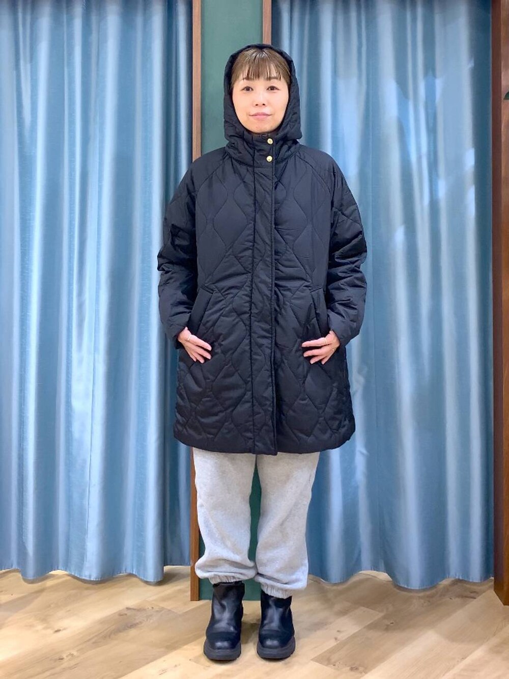 ブルー系のシャツ/ブラウス、ブラック系のブルゾン、グレー系のスウェットパンツを着用したレディースの冬コーディネートの7枚目の写真