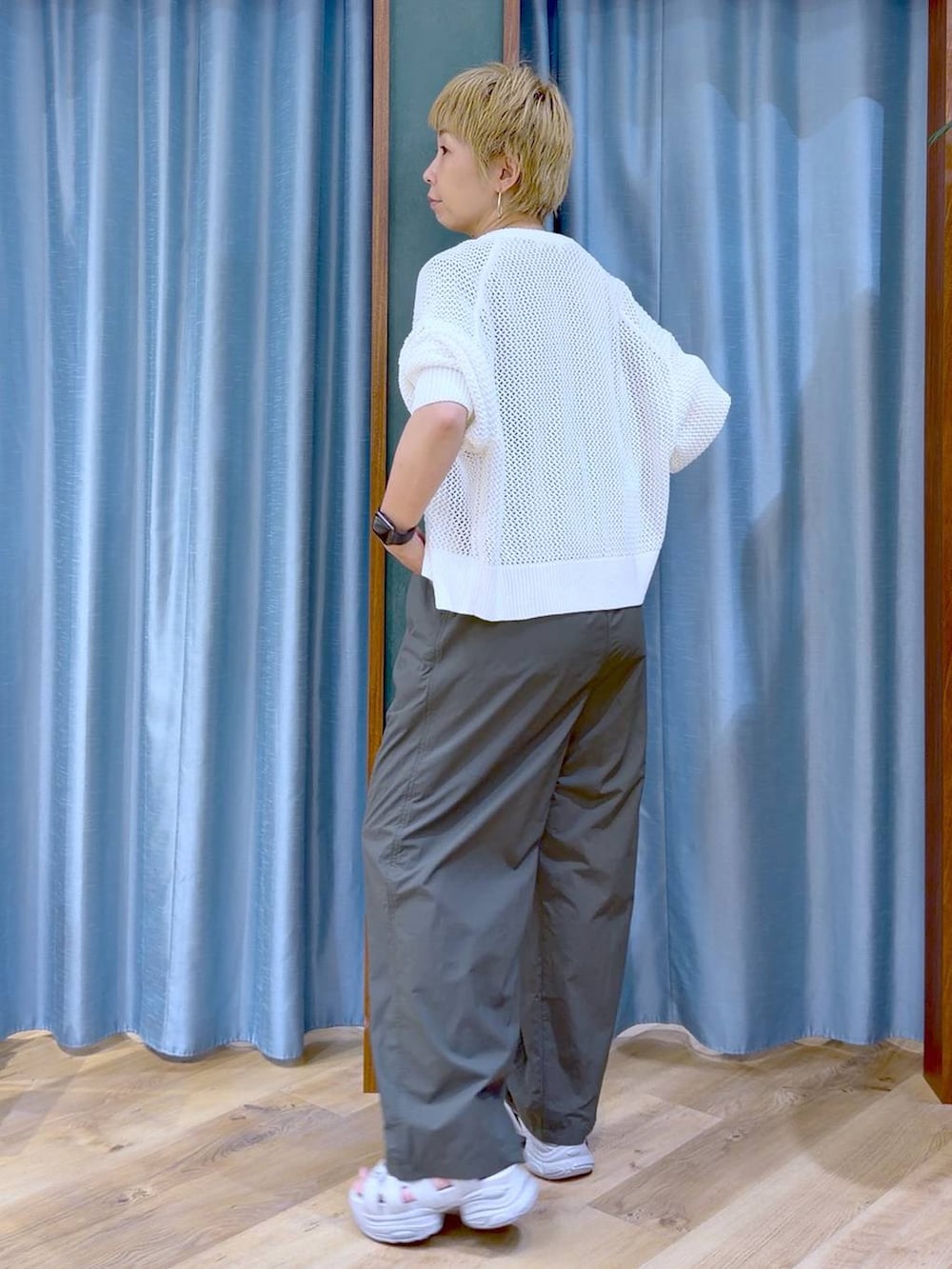 グリーン系のその他パンツ、グレー系のサンダル、ホワイト系のカーディガン/ボレロを着用したレディースの夏コーディネートの7枚目の写真