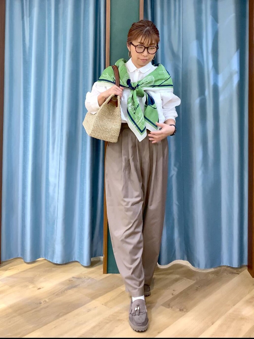 グレー系のローファー、ベージュ系のその他パンツ、ホワイト系のシャツ/ブラウスを着用したレディースの春コーディネートの5枚目の写真