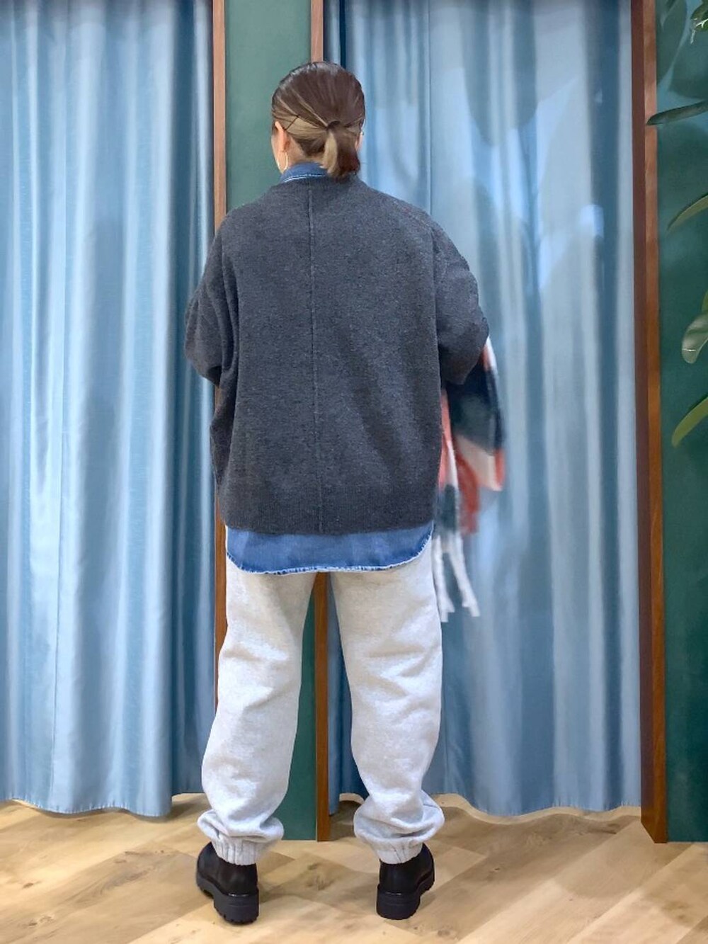 ブラック系のブーツ、ブルー系のシャツ/ブラウス、グレー系のニット/セーターを着用したレディースの秋コーディネートの7枚目の写真