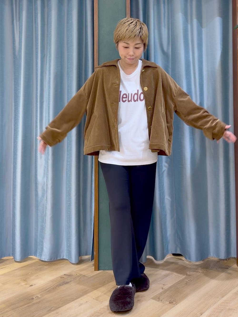 ブラウン系のその他シューズ、ホワイト系のTシャツ/カットソー、イエロー系のその他アウターを着用したレディースの秋コーディネートの8枚目の写真