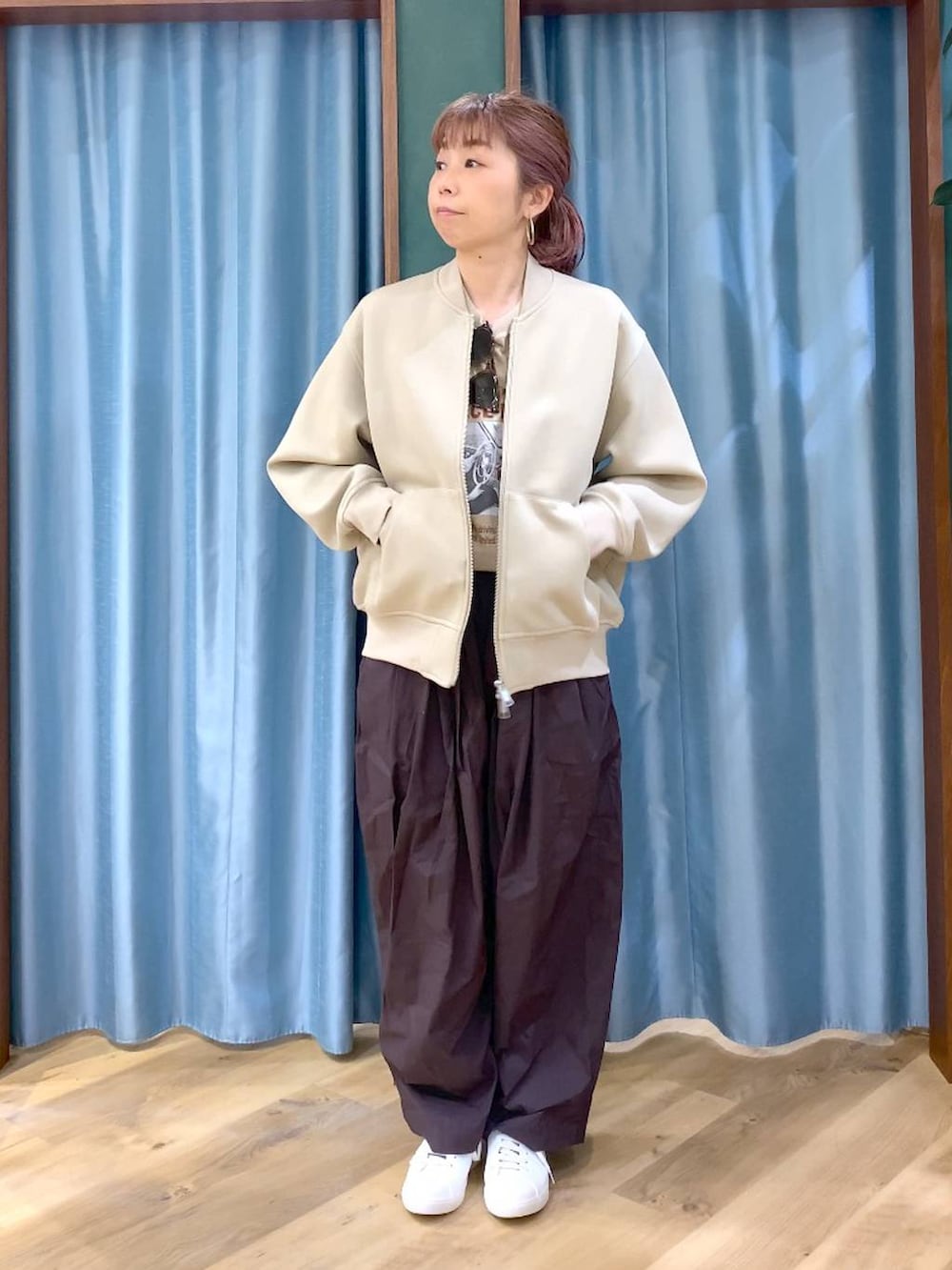 ブラウン系のその他パンツ、ブラウン系のスニーカー、ベージュ系のブルゾンを着用したレディースの春コーディネートの3枚目の写真