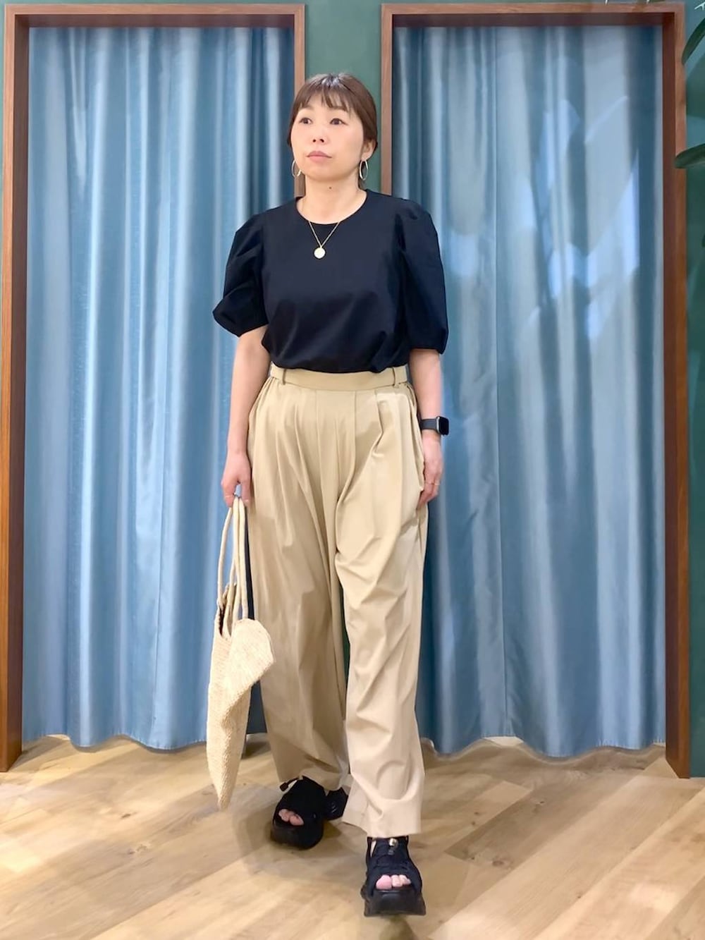 ブラック系のシャツ/ブラウス、ベージュ系のその他パンツ、ブラック系のサンダルを着用したレディースの春コーディネートの6枚目の写真