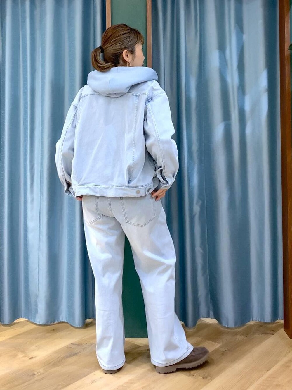 グレー系のローファー、ブルー系のデニムパンツ、ブルー系のデニムジャケットを着用したレディースの春コーディネートの7枚目の写真