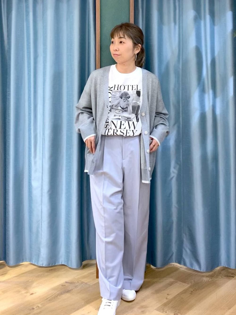 グレー系のその他パンツ、グレー系のカーディガン/ボレロ、ホワイト系のTシャツ/カットソーを着用したレディースの冬コーディネートの2枚目の写真