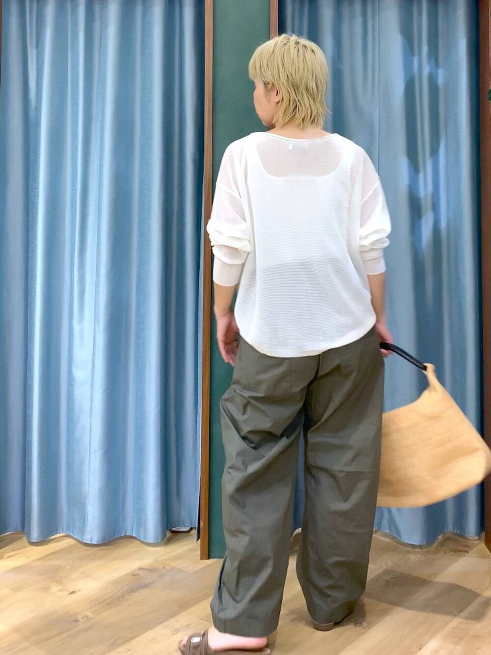 ホワイト系のタンクトップ、ホワイト系のニット/セーター、グリーン系のカーゴパンツを着用したレディースの夏コーディネートの5枚目の写真