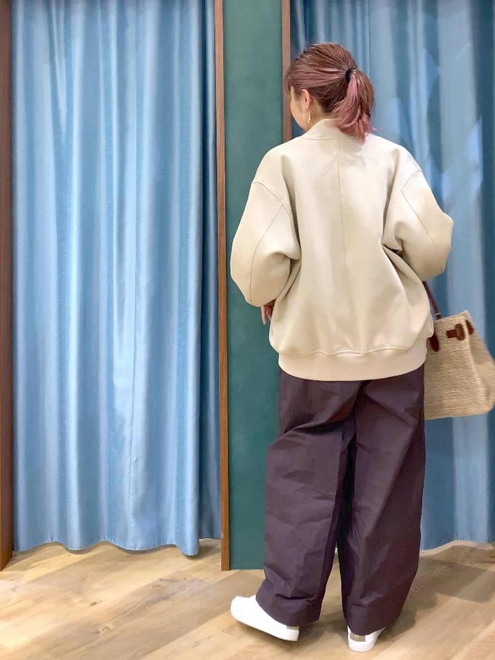 ブラウン系のその他パンツ、ブラウン系のスニーカー、ベージュ系のブルゾンを着用したレディースの春コーディネートの6枚目の写真