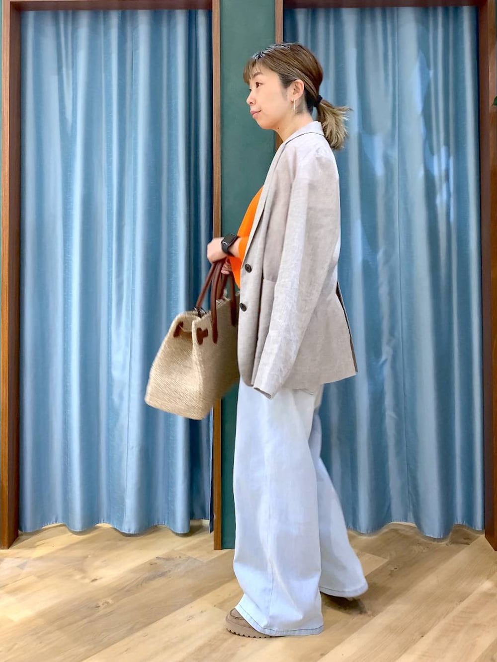 グレー系のローファー、ブルー系のデニムパンツ、ベージュ系のテーラードジャケットを着用したレディースの春コーディネートの5枚目の写真