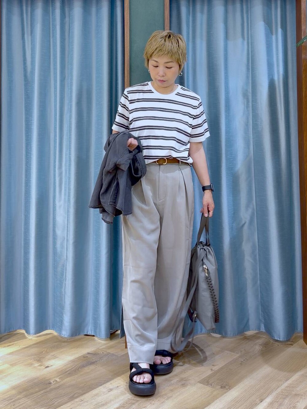 ブラック系のサンダル、ブラック系のシャツ/ブラウス、ホワイト系のTシャツ/カットソーを着用したレディースの夏コーディネートの2枚目の写真