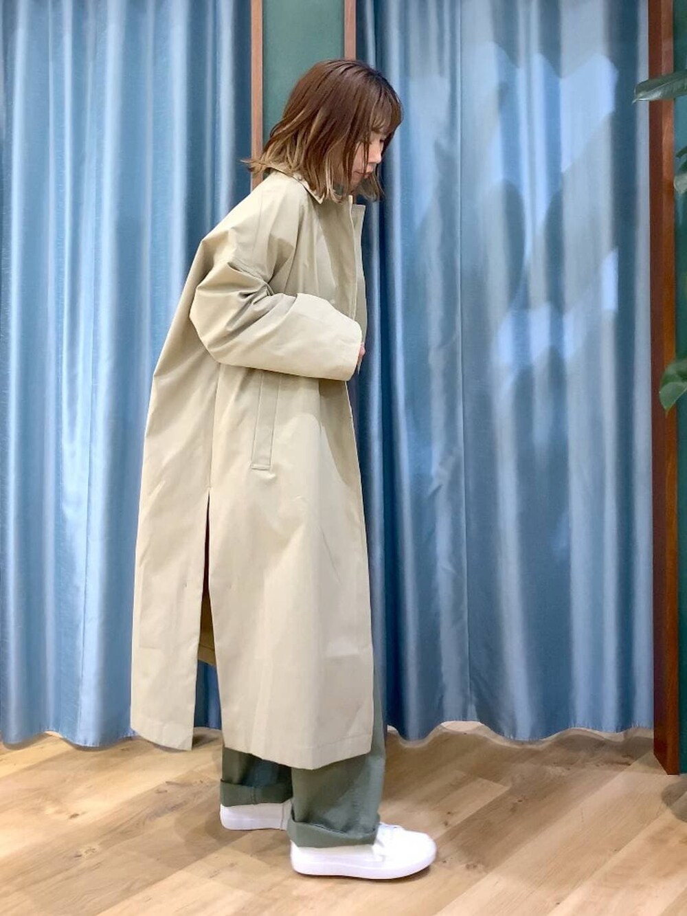 グリーン系のその他パンツ、ベージュ系のステンカラーコート、グレー系のTシャツ/カットソーを着用したレディースの冬コーディネートの6枚目の写真