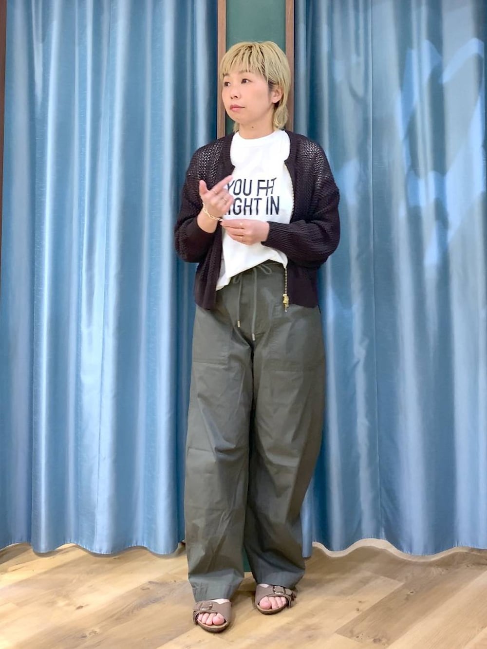 ブラウン系のカーディガン/ボレロ、ホワイト系のTシャツ/カットソー、グリーン系のカーゴパンツを着用したレディースの夏コーディネートの2枚目の写真
